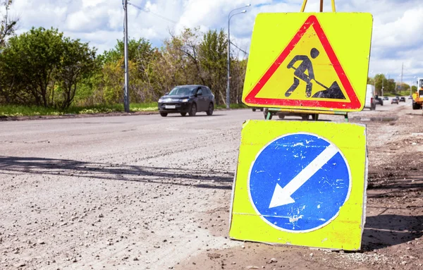 Road signs at the under construction road in summer day — Stock Photo, Image