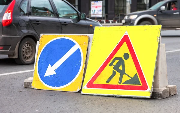 Señales de tráfico en la carretera en construcción en el día de verano — Foto de Stock