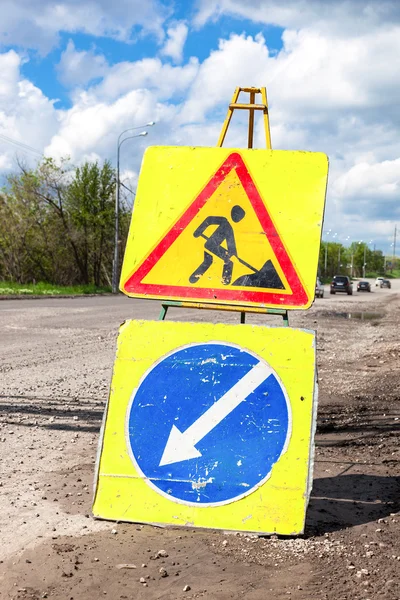 Útjelző táblák a építési road, nyári nap alatt — Stock Fotó