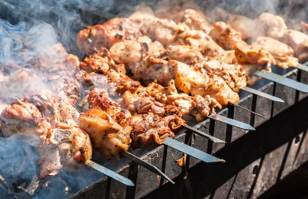 Metal şişler üzerinde iştah açıcı şiş kebap. — Stok fotoğraf