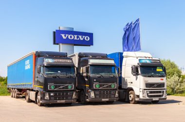 Volvo kamyon benzinlikte yaz günde Park.