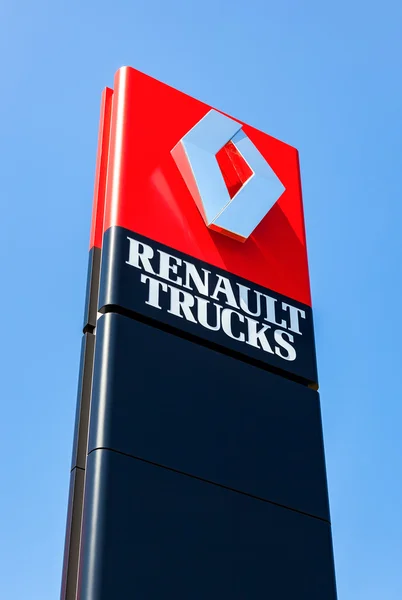 Concesionario oficial firma Renault sobre cielo azul — Foto de Stock