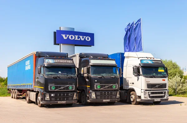 Camiones Volvo estacionados en la estación de servicio en el día de verano —  Fotos de Stock