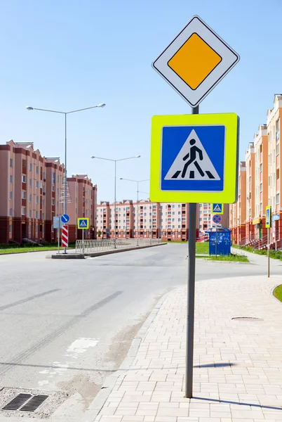 Traffic signs main road and pedestrian crossing with apartment b — Stock Photo, Image