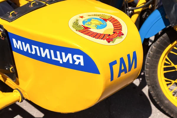 Dettaglio di moto della polizia russa retrò con emblema del per — Foto Stock
