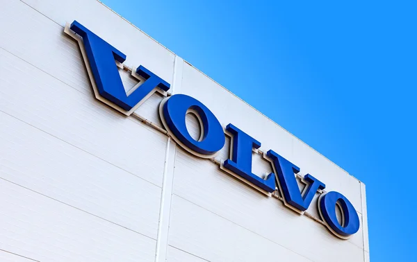 Volvo concessionária assinar contra o céu azul — Fotografia de Stock