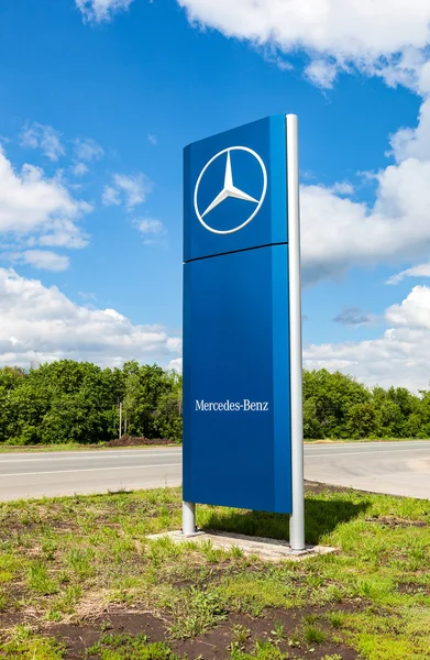 Señal de concesionario oficial de Mercedes-Benz en verano día soleado — Foto de Stock