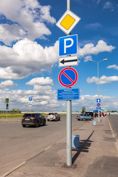 Vägmärken på bilen parkering i terminal Samara Kurumoch — Stockfoto