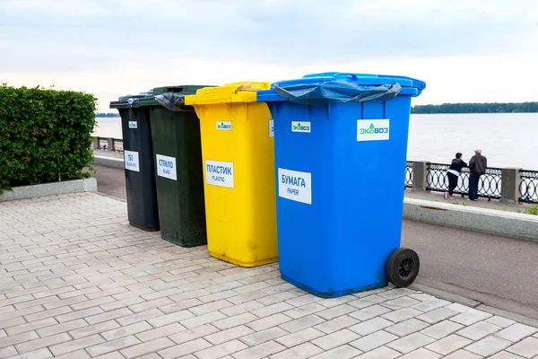 Kleurrijke afvalcontainers aan de kade van een stad van de Wolga in summe — Stockfoto