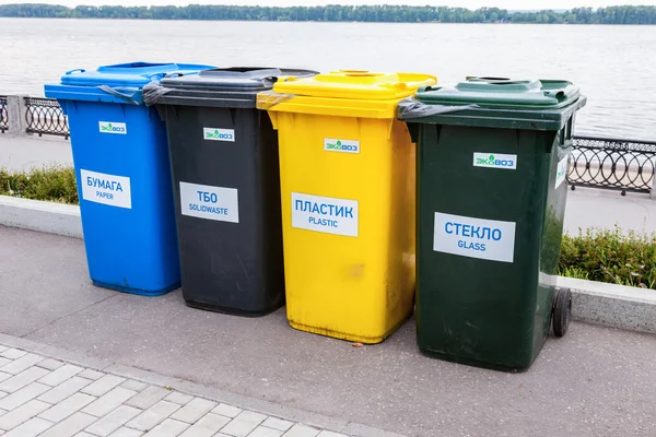 夏のヴォルガ川の都市堤防でカラフルなゴミ箱 — ストック写真