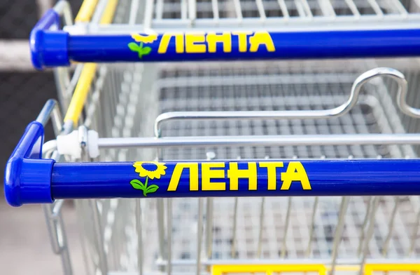 Shopping cart of Lenta store. Lenta is one of the largest retail — Stock Photo, Image