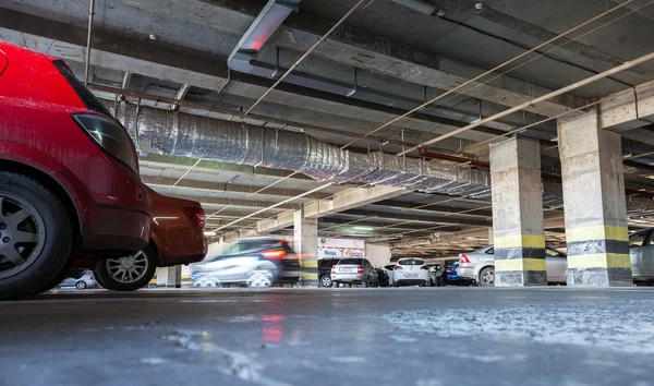 Différentes voitures stationnées au parking Centre commercial Aurora — Photo