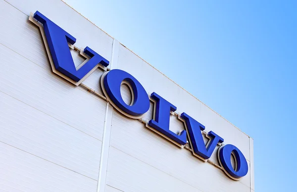 Дилерский знак Volvo против голубого неба — стоковое фото