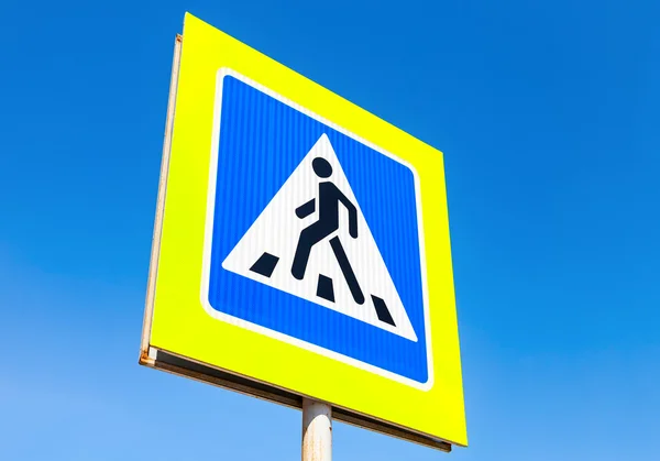 Verkeer teken voetgangersoversteekplaats met blauwe hemel in achtergrond — Stockfoto