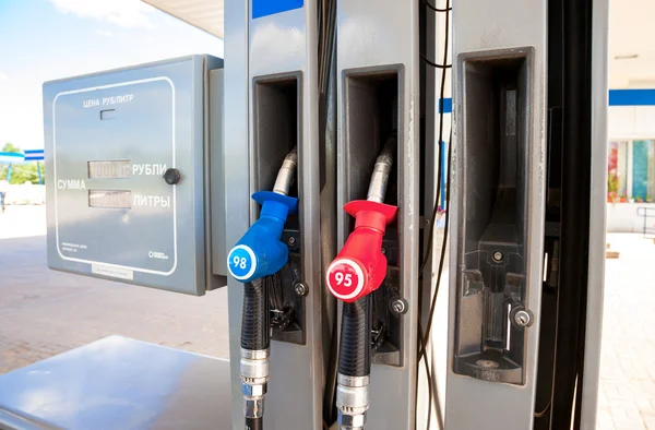 Filling the column with different fuels at the gas station Surgu — Stock Photo, Image