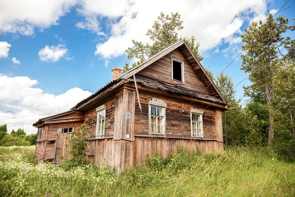 Velha casa abandonada de madeira na aldeia russa. Região de Novgorod , — Fotografia de Stock
