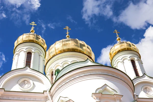 Domes of Russian orthodox church against the blue sky — Stock Photo, Image