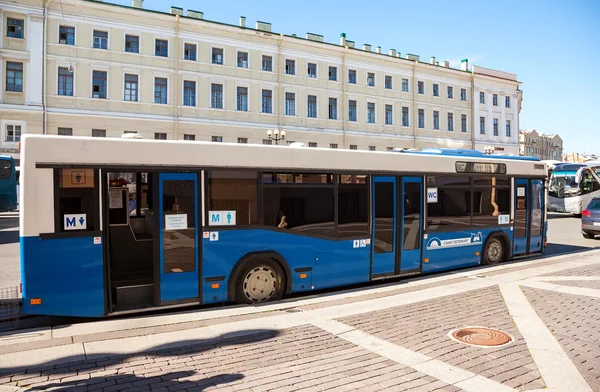 모바일 공공 화장실으로 도시 버스 도시의 거리에 주차 — 스톡 사진