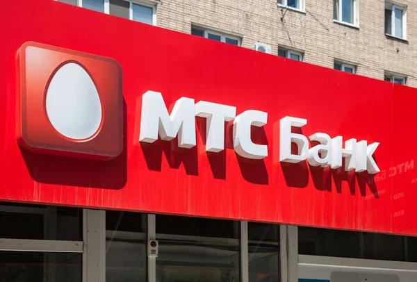 Een teken met het Bureau van het logo van de Russische Mts-Bank. Tekst in rus — Stockfoto