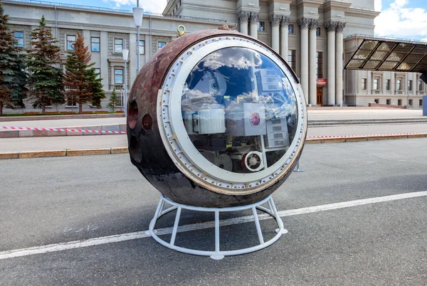 A sonda de pouso Resurs-F2 na exposição livre em Kuibys — Fotografia de Stock