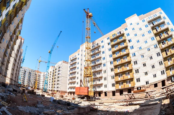 Hochhäuser mit Kränen im Bau — Stockfoto