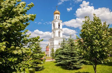 Yaz günü belltower Samara içinde içinde Iversky manastır görüntüleyin