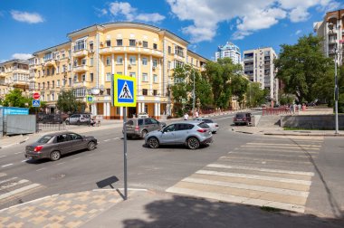 Yaya geçidi trafik işaretleri ve araçlar şehir ile 