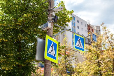 Trafik işareti yaya geçiş Cctv kamera ve diğer eş ile