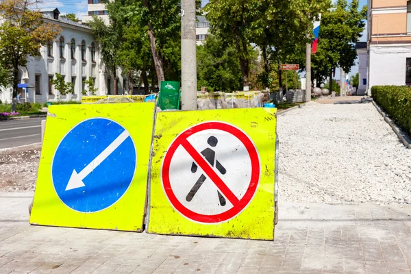 Yol işaretleri yaz günü inşaat kaldırım altında — Stok fotoğraf