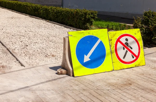 Señales de tráfico en la acera en construcción en el día de verano — Foto de Stock