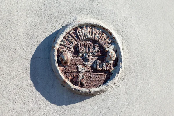 Le vieux panneau géodésique sur le mur du bâtiment à Saint-Pétersbourg , — Photo