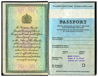Beyaz arka plan üzerinde izole eski İngiliz pasaportu
