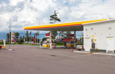 Yaz günlerinde shell benzin istasyonu. Royal Dutch Shell petrol şirketi 