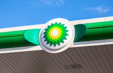 Bp - British Petroleum benzin istasyonu logosu mavi gökyüzüne karşı 