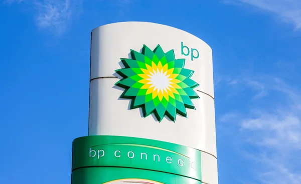 BP - British Petroleum petrol station logo against blue sky — Stock Photo, Image