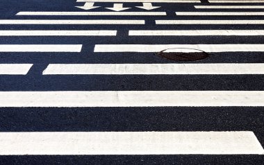 Zebra geçiş beyaz çizgiler ve hareket yönünü işaretleme 