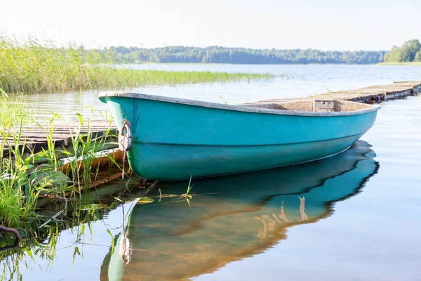 Barco de pesca en el lago por la mañana en verano día soleado —  Fotos de Stock