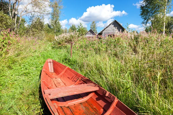 Old red wooden fishing boat at the lake in summer day — Stock Photo, Image