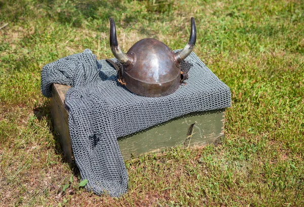 Middeleeuwse ridder Armor met helm en maliënkolder — Stockfoto