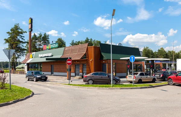 Mcdonald 's fast food restaurant an der autobahn moskva - st. pete — Stockfoto