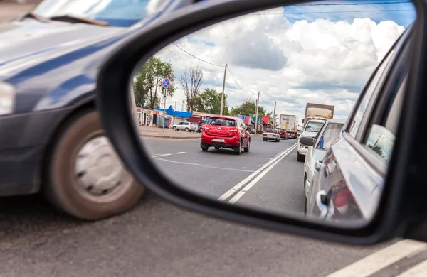 Reflejo en el espejo retrovisor de un coche — Foto de Stock