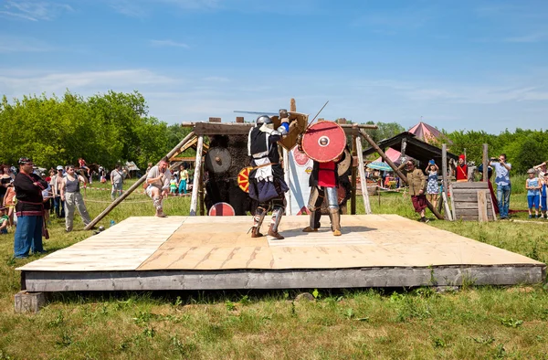 Historische restauratie van ridderlijke gevechten op gratis festival van mij — Stockfoto