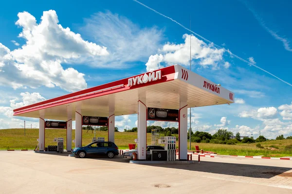 Lukoil tankstation met auto's tanken — Stockfoto