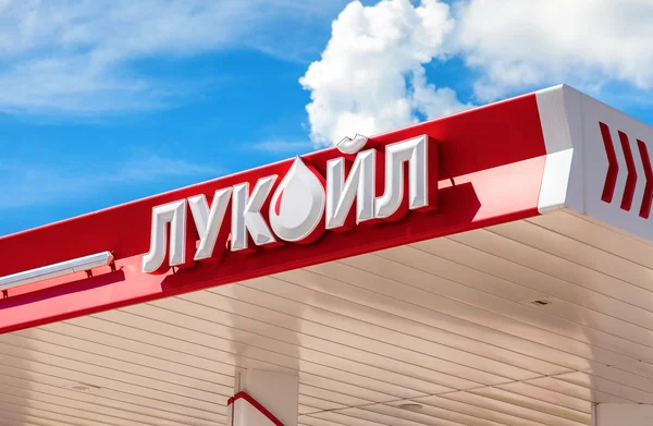 Το έμβλημα της εταιρείας πετρελαίου Lukoil στο βενζινάδικο. Lukoil — Φωτογραφία Αρχείου