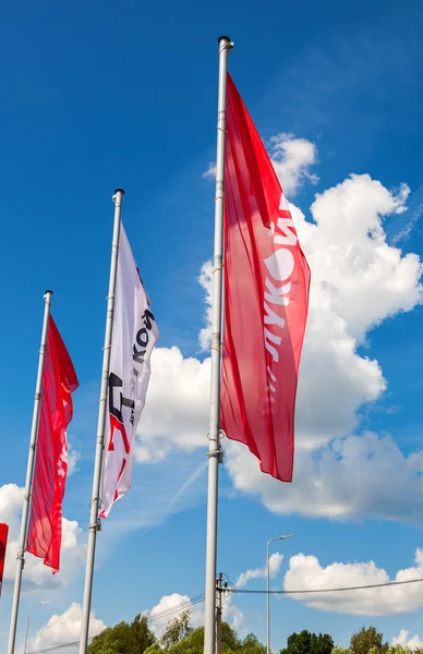 Bendera perusahaan minyak Lukoil di pom bensin. Lukoil i — Stok Foto