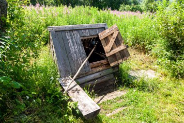 Açık kapı ve metal bir kova ile iyi ahşap su Köyü 