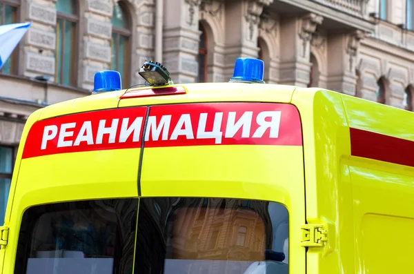 Çatıda ambulans araba mavi ışık yanıp sönen ile 
