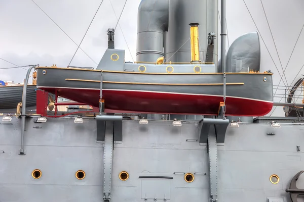 Bote salvavidas del legendario crucero revolucionario Aurora en la pl —  Fotos de Stock