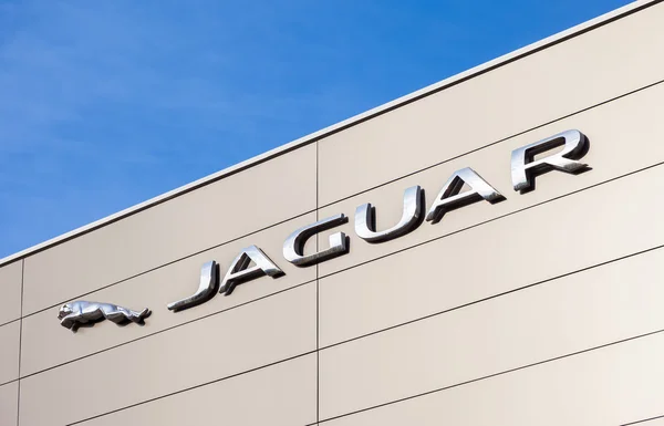 Jaguar dealerskiej znak. Jaguar jest marką producenta brytyjski samochód Jaguar Land Rover — Zdjęcie stockowe