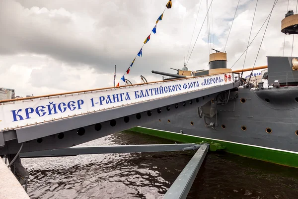 El legendario crucero revolucionario Aurora en el lugar del estacionamiento eterno —  Fotos de Stock